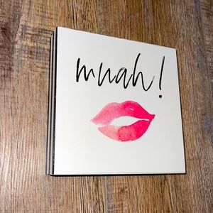 “mwah!” decor